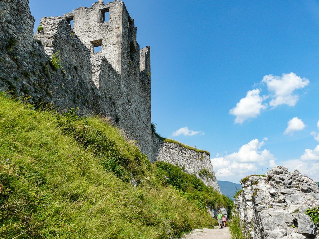 Rettung naht - Um die Überreste der wertvollen Burg zu erhalten, taten sich seit Anfang der 1970er einige Menschen in Reutte zusammen, allen voran Fridolin Schennach. - © <a href="https://papa-wanderwolle.jimdofree.com/2020/10/06/burgenrunde-auf-dem-ehrenberg/" target="_blank">Wolfgang Berres auf papa.wanderwolle</a>